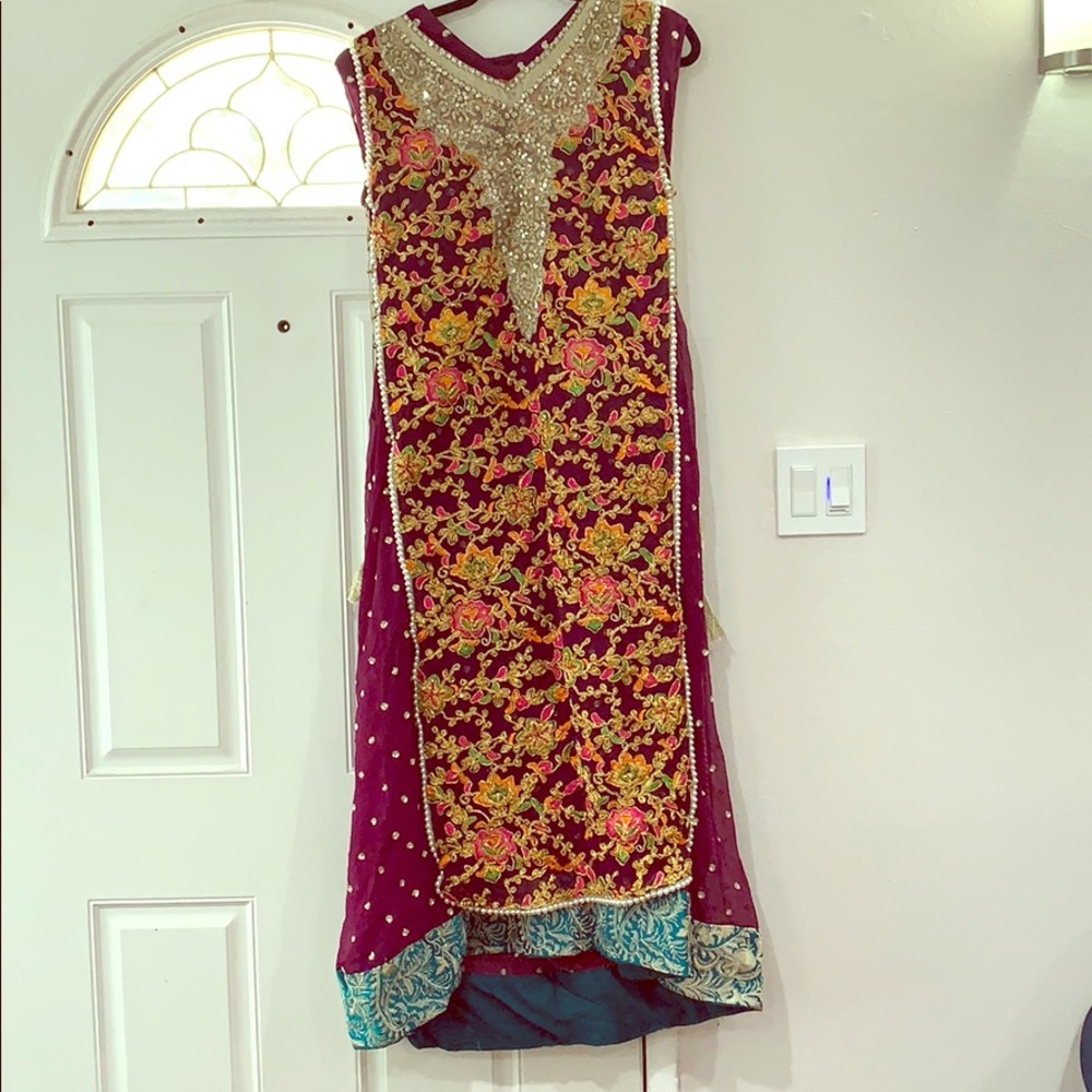 Sleeveless pakistani outfit adorned with pearls